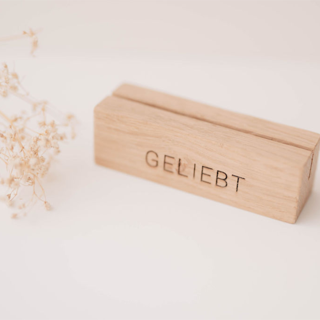 Kartenhalter aus Eichenholz mit individueller Gravur "Geliebt"