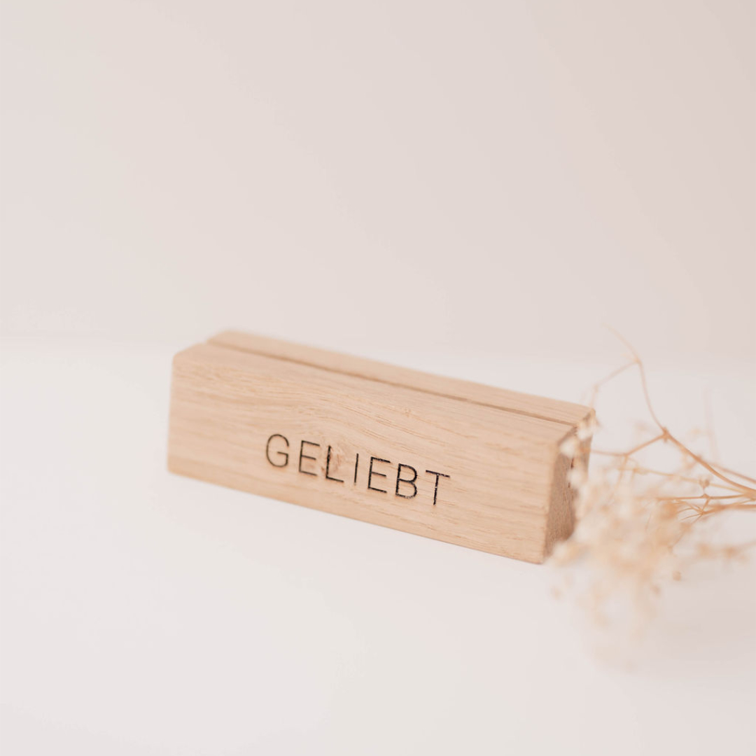 Kartenhalter aus Eichenholz mit individueller Gravur "Geliebt"